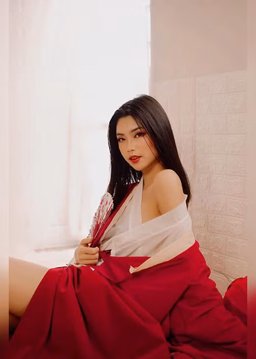 Cô được khen có thần thái tự tin.