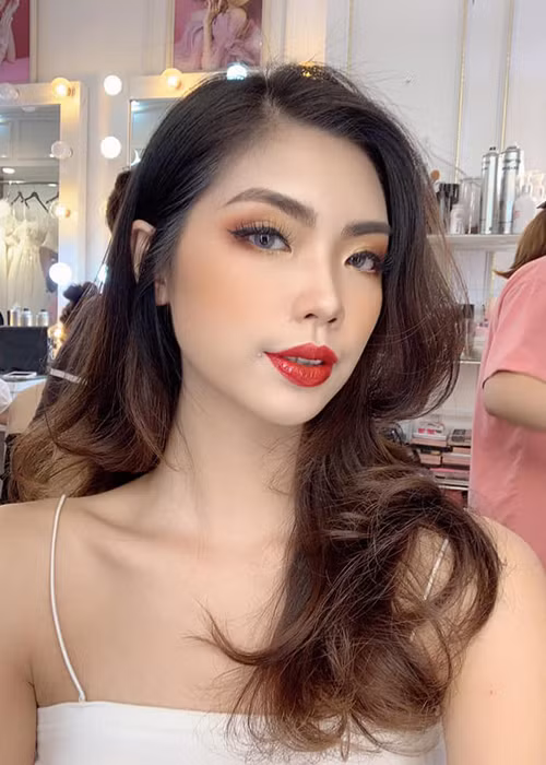 Minh Phương đang làm người mẫu tự do.