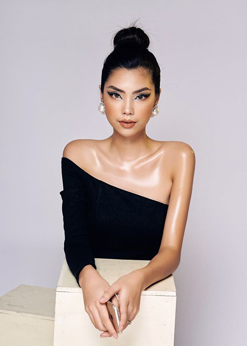 Chân dài sinh năm 2000 có vóc dáng cân đối với chiều cao 1m73, số đo 3 vòng 82-62-92.