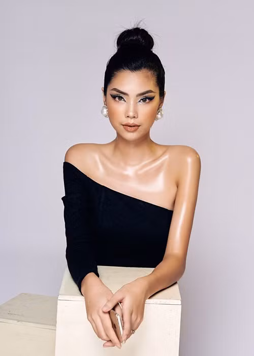 Chân dài sinh năm 2000 có vóc dáng cân đối với chiều cao 1m73, số đo 3 vòng 82-62-92.