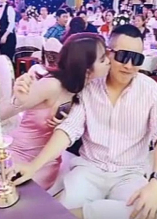 Chân dài gốc Trà Vinh không ít lần dành cho ông bầu cử chỉ tình tứ như tình nhân. Ảnh: Người đưa tin