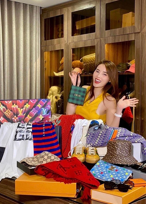 Nàng hoa hậu sắm sửa trang phục, phụ kiện đến từ các thương hiệu nổi tiếng thế giới.