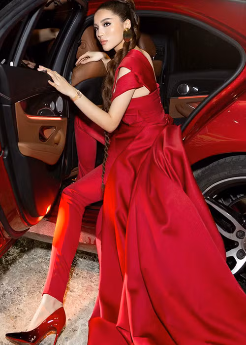 Người đẹp gốc Nam Định sở hữu nhiều siêu xe tiền tỷ. Ảnh: Phụ nữ Việt Nam