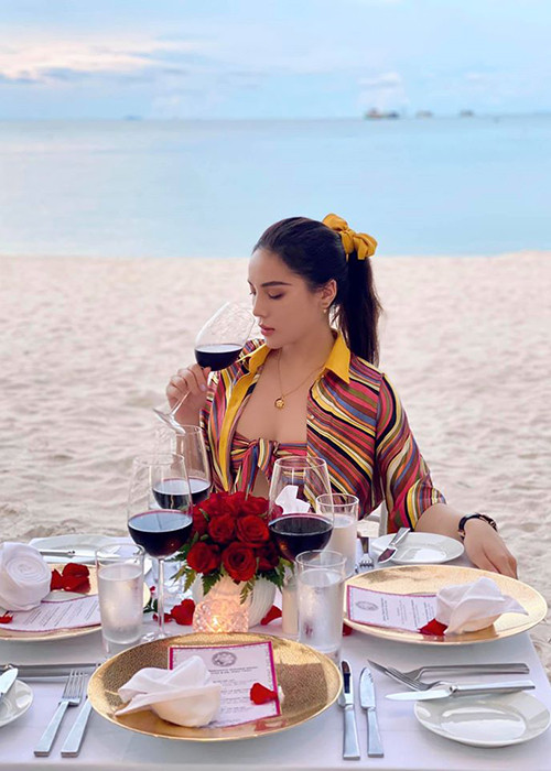 Nàng hoa hậu thường check in ở các địa điểm du lịch nổi tiếng.