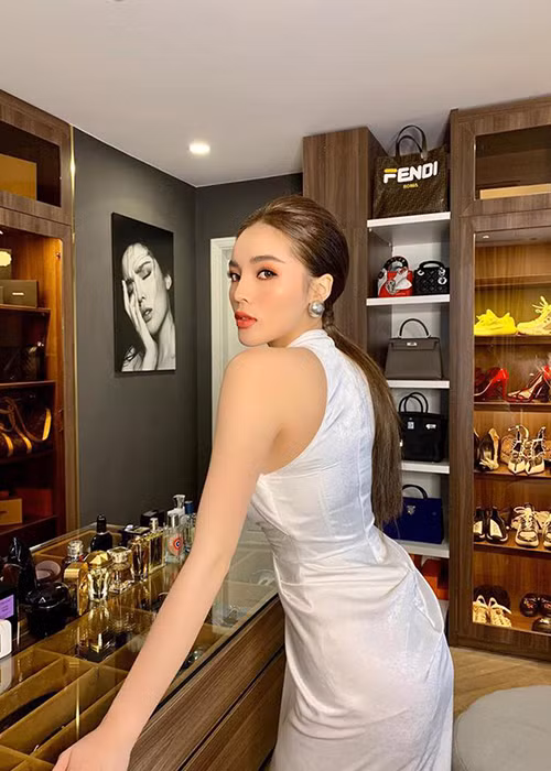 Không ít lần, Kỳ Duyên khoe với fan các món đồ đắt đỏ của mình.