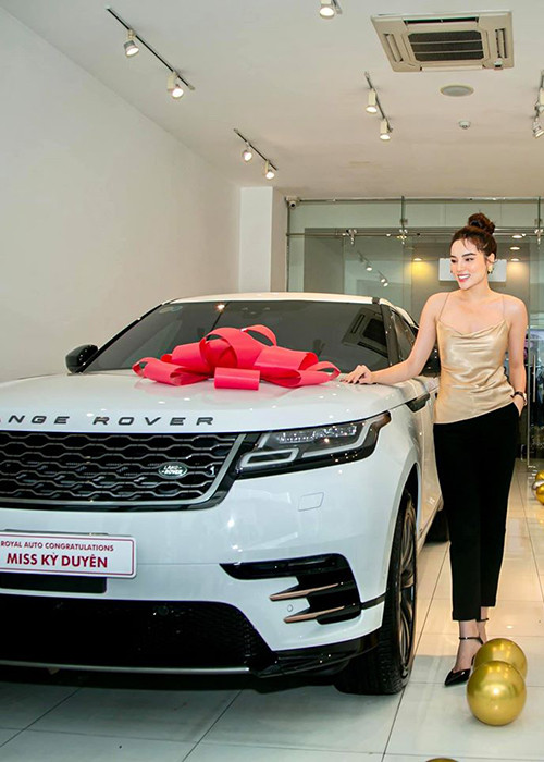 Hoa hau Ky Duyen tau xe hop, song sang chanh o tuoi 24