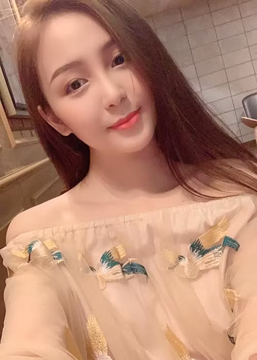 Bên cạnh đó, người đẹp cũng dành thời gian tham gia các chương trình thiện nguyện, các hoạt động xã hội.