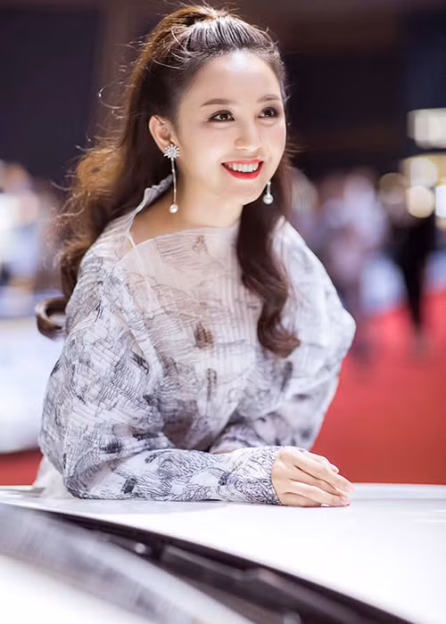 Chân dài đến từ An Giang khoe nhan sắc hút hồn khi dự sự kiện.