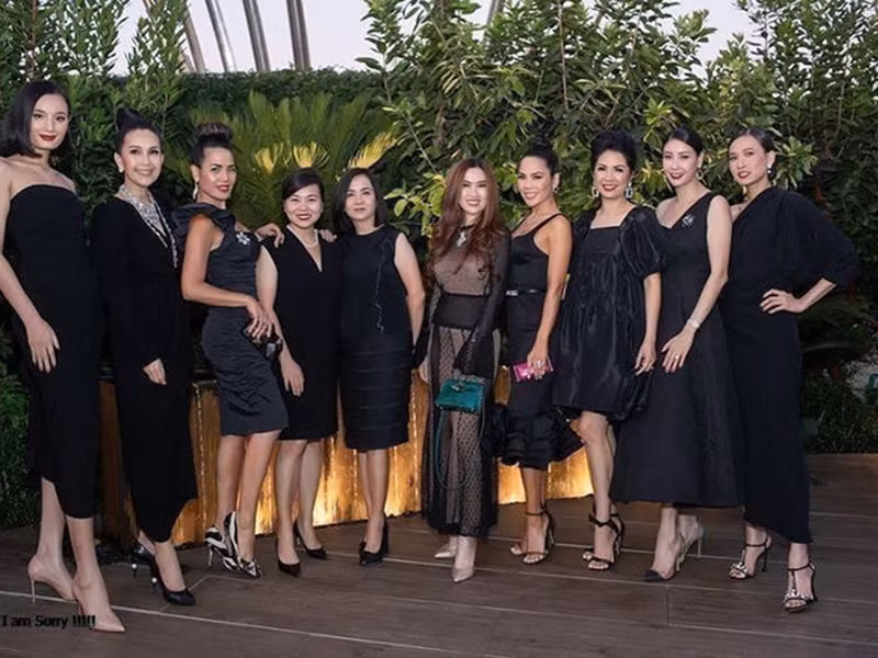 Tại một số sự kiện, Mimi Morris có vẻ thân với Hà Kiều Anh, Lê Thúy, Dương Mỹ Linh, Diễm My.