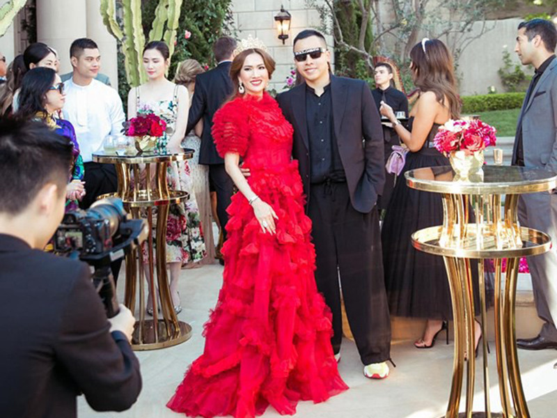 Mimi Morris còn có mối quan hệ thân thiết với Vũ Khắc Tiệp.