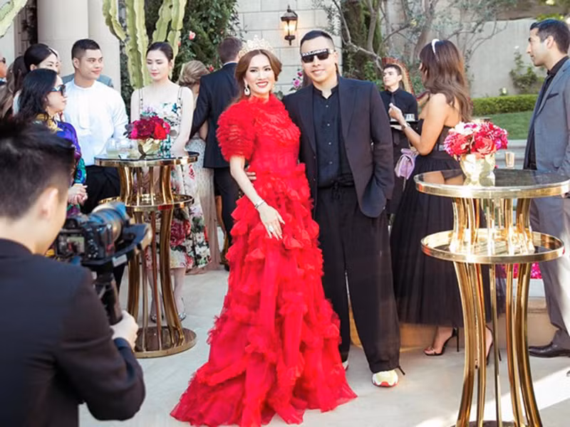 Mimi Morris còn có mối quan hệ thân thiết với Vũ Khắc Tiệp.