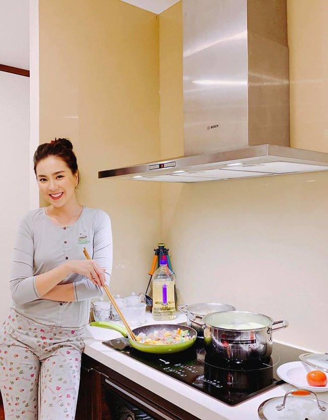Khu vực mà Mai Ngọc chia sẻ nhiều nhất trên trang cá nhân chính là bếp. Dù bận rộn nhưng cô nàng vẫn tranh thủ thời gian để chăm chút cho bữa ăn gia đình.