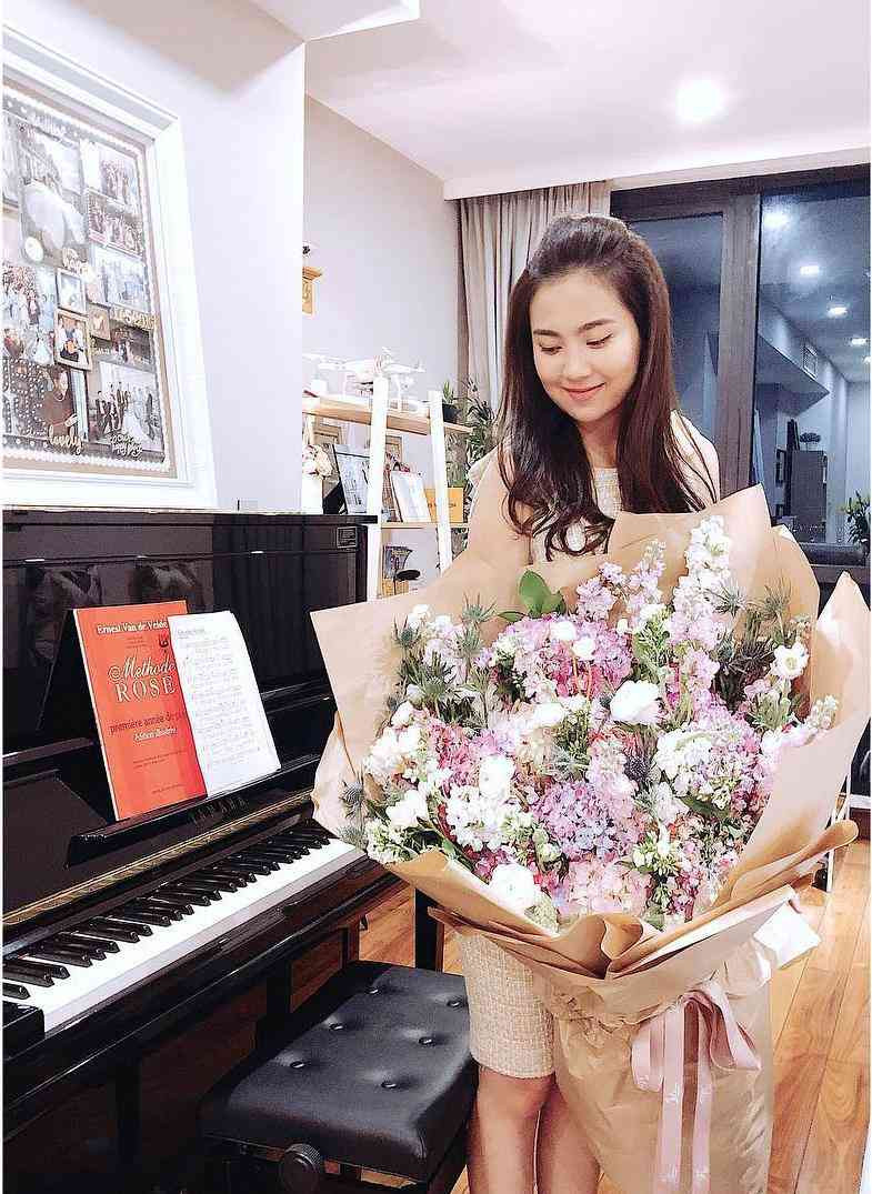 Căn nhà củaMai Ngọc có một khoảng sân vườn đẹp, xanh mướt và có cả hồ cá.