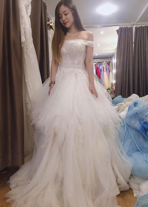 Trước khi hôn nhân gặp trục trặc, Bảo Ngọc từng khoe hình ảnh đi thử váy cưới.