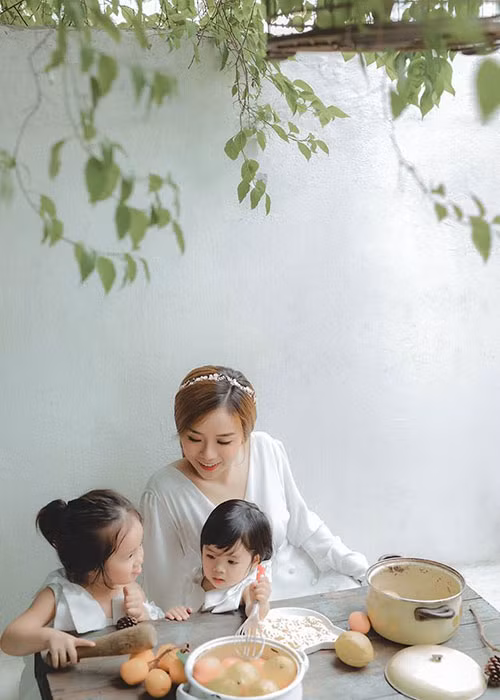 "Mình còn trẻ thật nhưng tất cả những quyết định, những lời nói của mình đều được mình tính rất toán kỹ. Mình biết thế nào là vừa đủ. Có nhiều người không quen biết cứ nhắn mình phải thế này. Thật sự bản thân mình tự lập từ những năm 18 tuổi rồi nên ít nhiều gì mình cũng biết điều khiển cuộc đời mình. Mình còn trẻ nhưng mình sẽ không bao giờ bồng bột, nông nổi. Đơn giản mình biết được hiện tại mình là ai và phải làm gì. Nếu là những lời tích cực mình xin nhận, tiêu cực thì xin hãy giữ lấy cho riêng anh/chị ạ. Em không có nhu cầu", Bảo Ngọc viết.