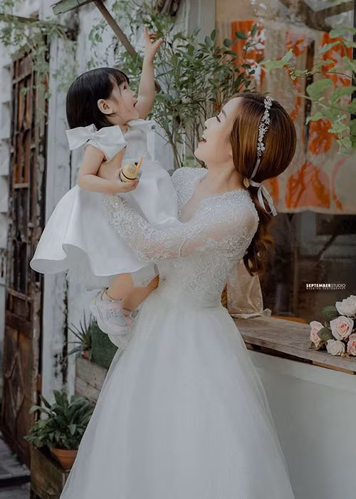 Hiện tại, vợ cũ của Hoài Lâm làm mẹ đơn thân nuôi dưỡng hai bé gái.