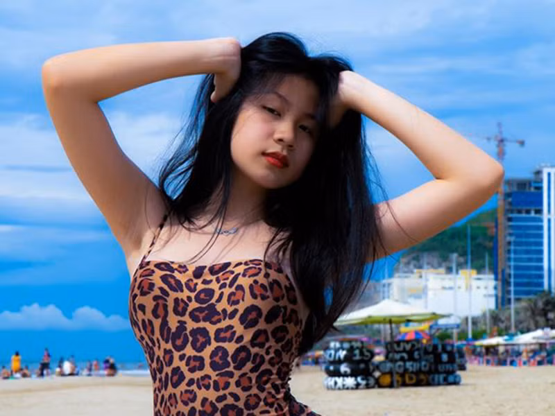 Con gái của Lưu Thiên Hương gần đây gây sốt với loạt ảnh tự tin tạo dáng trong trang phục bikini.