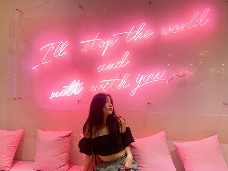 Do hâm mộ Lisa - thành viên nhóm nhạc Hàn Quốc Black Pink nên Vy Uyên chịu ảnh hưởng lớn từ phong cách của ca sĩ này.