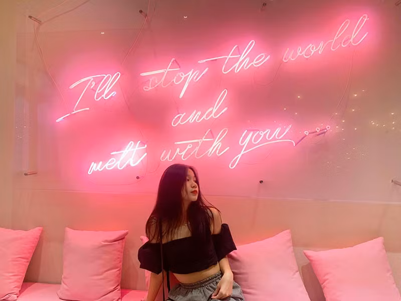 Do hâm mộ Lisa - thành viên nhóm nhạc Hàn Quốc Black Pink nên Vy Uyên chịu ảnh hưởng lớn từ phong cách của ca sĩ này.