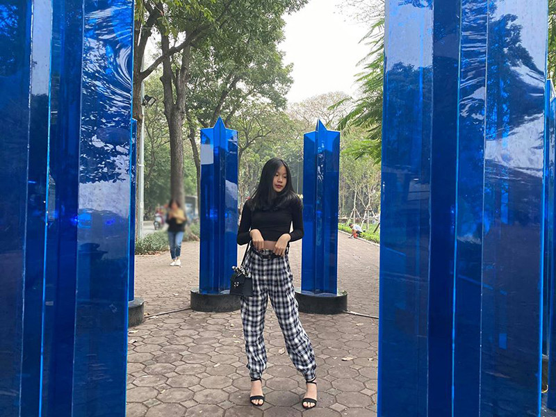 Vy Uyên tỏ ra chuyên nghiệp trước ống kính máy ảnh.