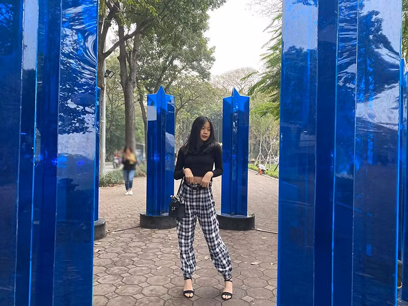 Vy Uyên tỏ ra chuyên nghiệp trước ống kính máy ảnh.