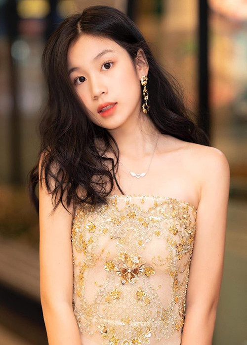 Vy Uyên sở hữu đôi mắt to, chiếc mũi cao, nụ cười duyên dáng.