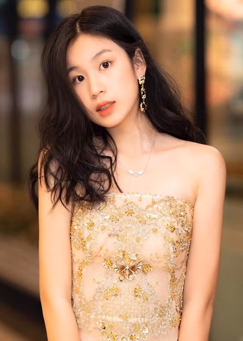 Vy Uyên sở hữu đôi mắt to, chiếc mũi cao, nụ cười duyên dáng.