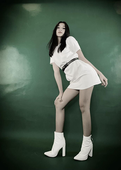 Người đang dạy catwalk cho Vy Uyên chính là á hậu Hoàng Thùy.