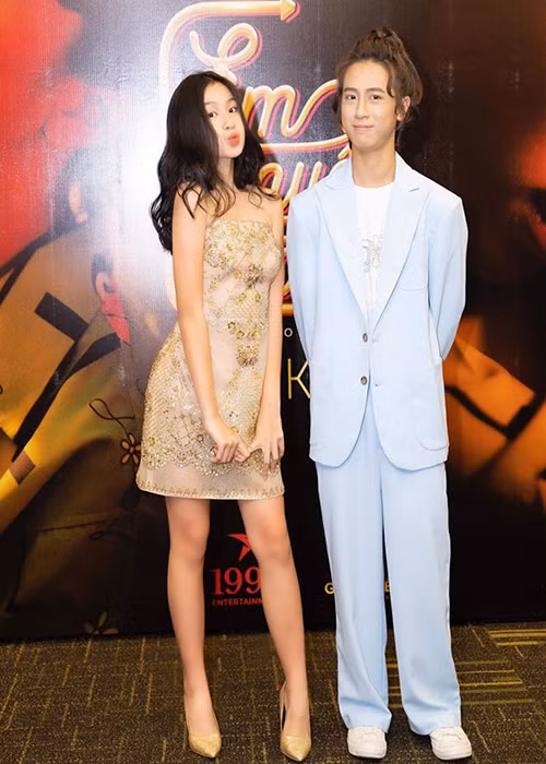 Con gái của nhạc sĩ Lưu Thiên Hương biết quan tâm đến ngoại hình hơn ở tuổi thiếu nữ mới lớn.