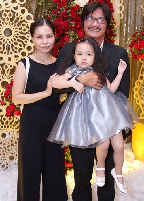 Công Ninh cho biết, lấy chồng hơn nhiều tuổi, bà xã của anh không thiệt thòi vì ở góc độ nào đó, cô cảm thấy mình có chỗ dựa và yên tâm về điều đó. Ảnh: Gia đình xã hội