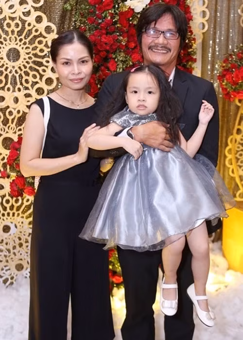 Công Ninh cho biết, lấy chồng hơn nhiều tuổi, bà xã của anh không thiệt thòi vì ở góc độ nào đó, cô cảm thấy mình có chỗ dựa và yên tâm về điều đó. Ảnh: Gia đình xã hội