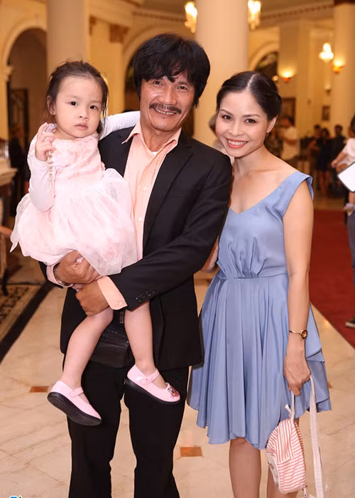 Bà xã của Công Ninh mới đây chia sẻ, dù chồng bận rộn với công việc nhưng rất yêu thương vợ con, thậm chí yêu chiều con gái đến mức quá “lố”. Ảnh: Zing