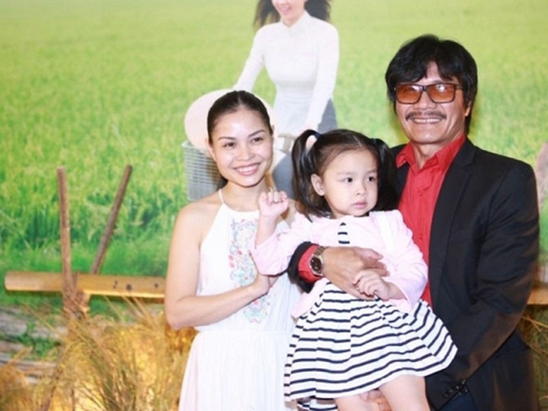 Từ khi có con, Công Ninh đi làm lúc nào cũng mong muốn về gặp vợ con. Ảnh: Gia đình xã hội