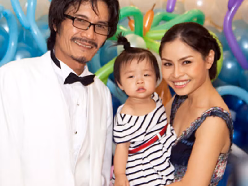 "Tôi nghĩ, cuộc đời làm diễn viên này của mình không bao giờ đoạt được giải thưởng điện ảnh Oscar danh giá. Nhưng đứa con gái chính là giải Oscar trong cuộc đời của tôi! Nó có ý nghĩa lớn lao như chính một người diễn viên đoạt giải điện ảnh Oscar vậy", nam nghệ sĩ chia sẻ. Ảnh: Petrotimes