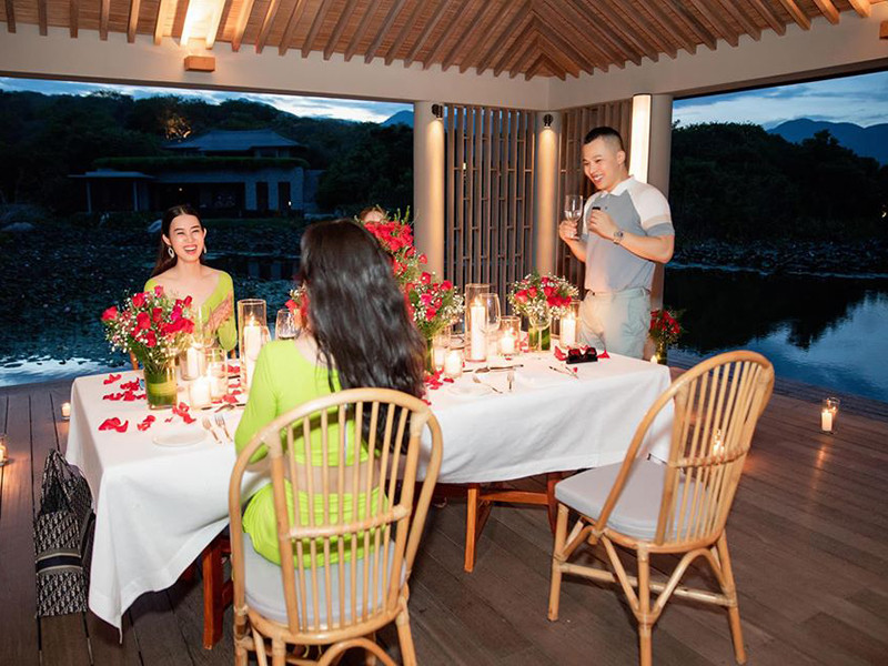 Ông trùm chân dài thưởng thức bữa tối cùng 3 người đẹp gắn bó với anh nhiều năm.