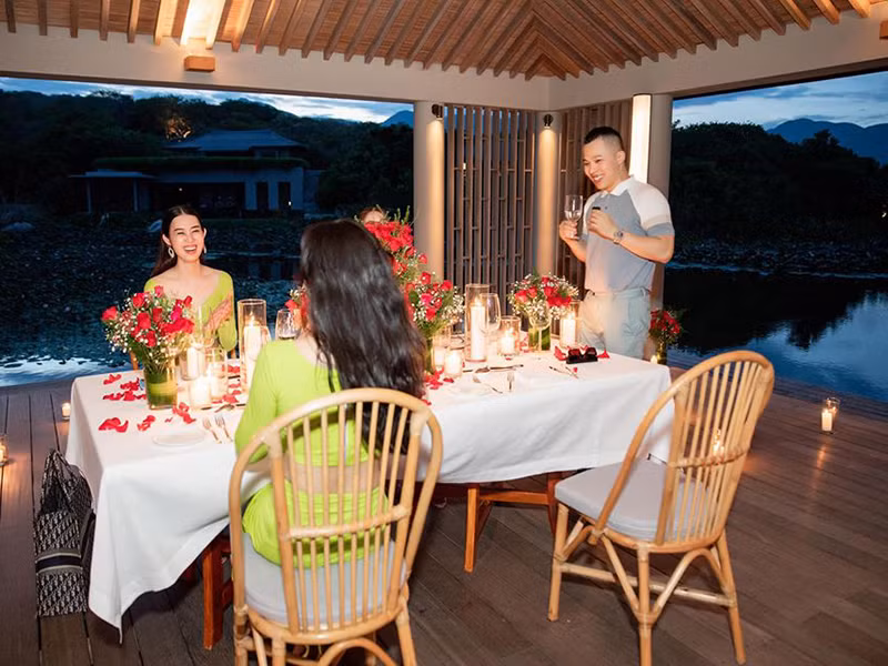 Ông trùm chân dài thưởng thức bữa tối cùng 3 người đẹp gắn bó với anh nhiều năm.