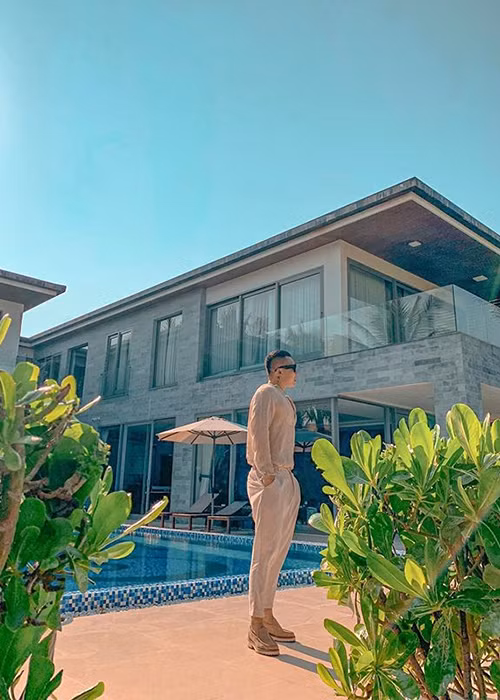 Khắc Tiệp nghỉ dưỡng 2 ngày cuối tuần ở một biệt thự trong resort cao cấp ở Đà Nẵng.