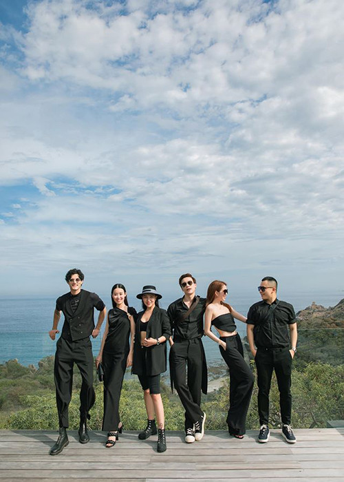 Tuy nhiên, một số người chê trách Khắc Tiệp có tiền du lịch sang chảnh thì nên làm từ thiện.