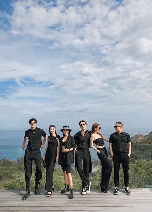 Tuy nhiên, một số người chê trách Khắc Tiệp có tiền du lịch sang chảnh thì nên làm từ thiện.