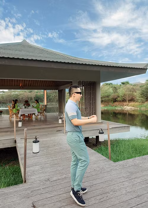 Khắc Tiệp lựa chọn một resort 5 sao nằm trên vịnh Vĩnh Hy, tỉnh Ninh Thuận.