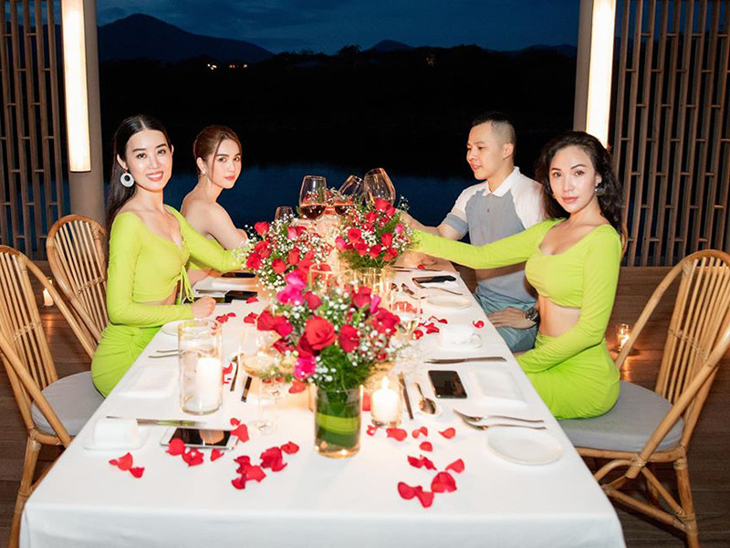 Khắc Tiệp ưu ái dành cho Ngọc Trinh căn phòng có giá 135 triệu/1 đêm, còn những khách mời khác ở phòng dao động khoảng vài chục triệu. Theo ông bầu, tổng chi phí cho chuyến đi lên đến 500 triệu đồng.