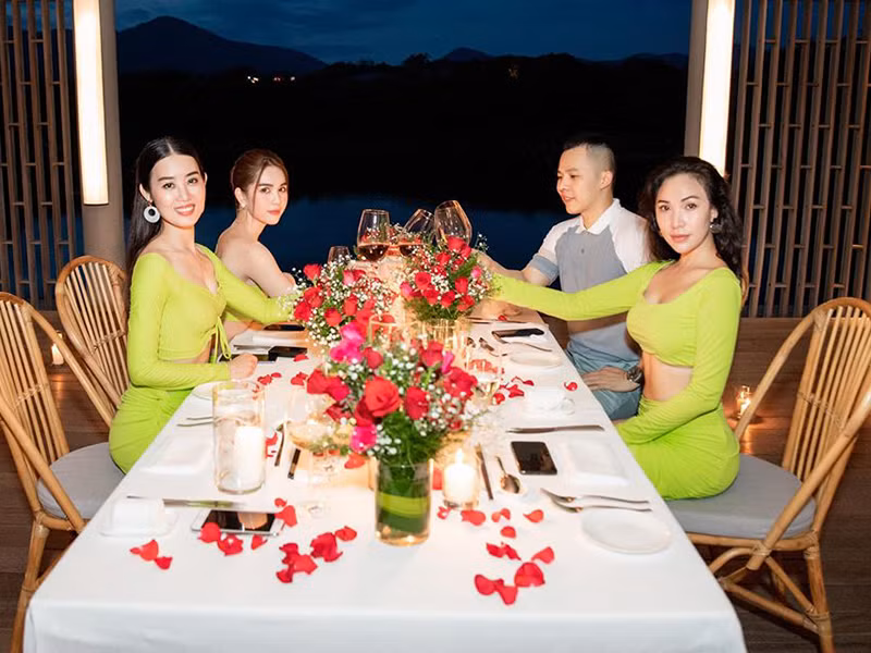 Khắc Tiệp ưu ái dành cho Ngọc Trinh căn phòng có giá 135 triệu/1 đêm, còn những khách mời khác ở phòng dao động khoảng vài chục triệu. Theo ông bầu, tổng chi phí cho chuyến đi lên đến 500 triệu đồng.