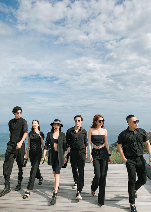 Dưới bài chỉ trích này, ông bầu đáp trả: "Comment là đủ hiểu trình độ lớp mấy".