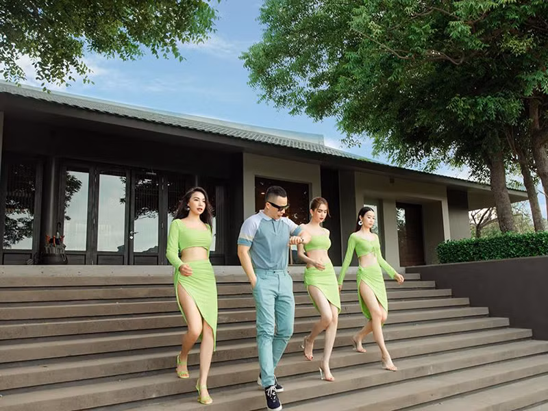 Ngọc Trinh, Quỳnh Thư và Minh Phương du lịch sang chảnh cùng Khắc Tiệp.