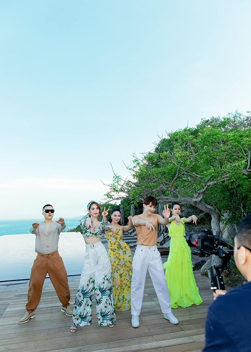 Minh Phương (ngoài cùng bên phải) xuất thân người mẫu nhưng sau đó làm tiếp viên hàng không. Thế nhưng, Minh Phương đã bỏ công việc tiếp viên hàng không để làm giám đốc điều hành, hỗ trợ công việc cho Khắc Tiệp.