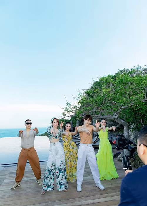 Minh Phương (ngoài cùng bên phải) xuất thân người mẫu nhưng sau đó làm tiếp viên hàng không. Thế nhưng, Minh Phương đã bỏ công việc tiếp viên hàng không để làm giám đốc điều hành, hỗ trợ công việc cho Khắc Tiệp.