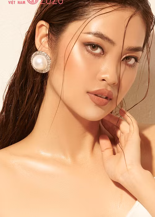 Thúy Hằng sinh năm 1999, đến từ Hà Giang. Cô đang theo học ở Viện thương mại và Kinh tế Quốc tế của Đại học Kinh tế Quốc dân, chuyên ngành Kinh doanh Quốc tế.