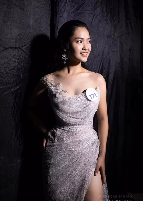 Điểm cộng của Thúy Hằng là gương mặt thanh tú cùng nụ cười ngọt ngào.