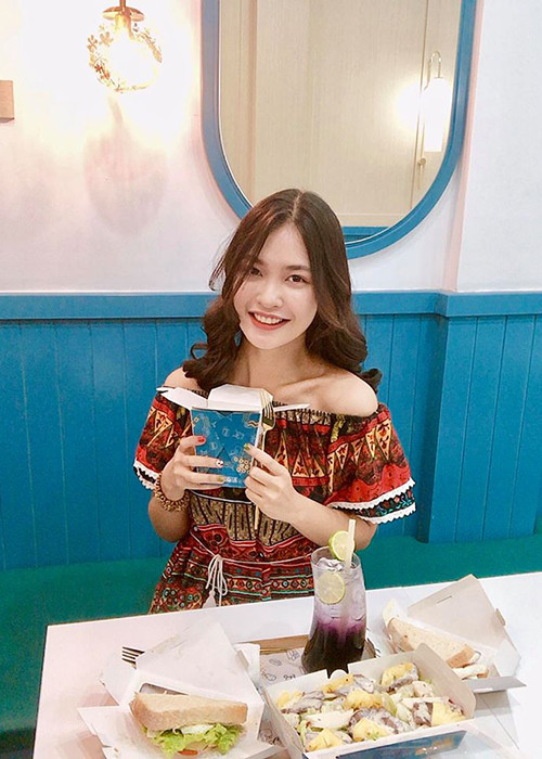 Thúy Hằng có sở thích trang điểm, làm đẹp.