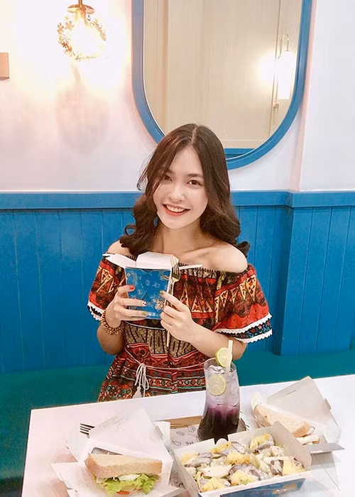 Thúy Hằng có sở thích trang điểm, làm đẹp.